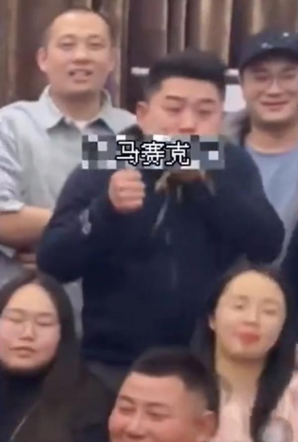 醉爆男聚餐合照中途狂嘔 前排女同事慘遭嘔吐物「洗頭」