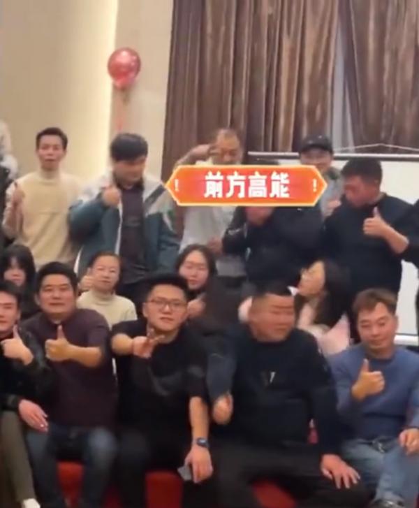 醉爆男聚餐合照中途狂嘔 前排女同事慘遭嘔吐物「洗頭」