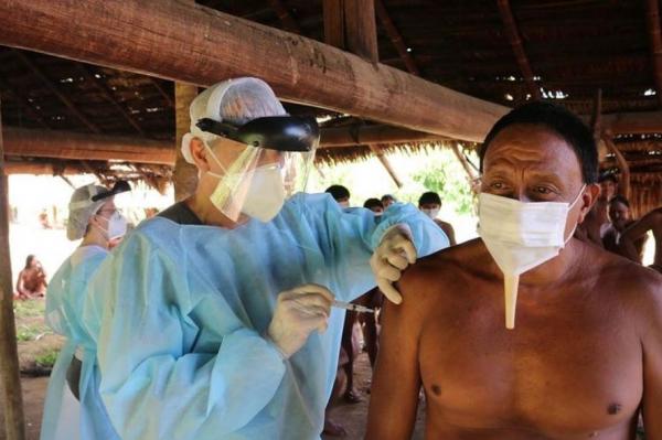 亞馬遜部落往返接種站需12小時 原住民孝子揹父徒步穿越雨林打疫苗