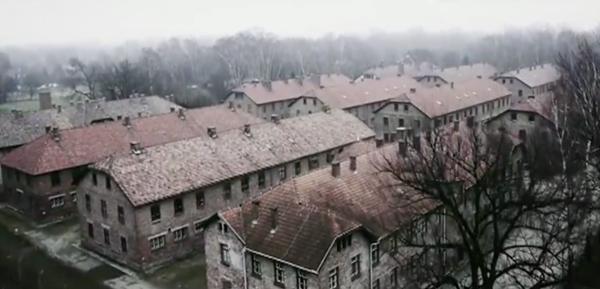 集中營門前行納粹禮打卡開玩笑 館方零容忍！女遊客即被捕負刑責