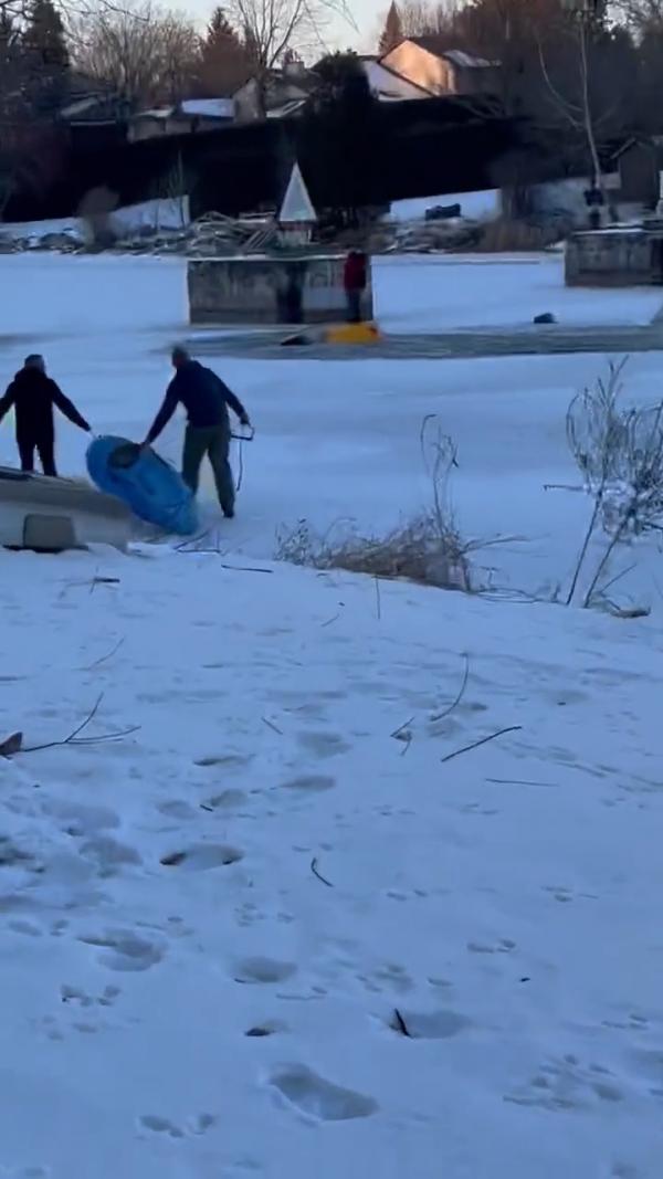 結冰河面上飛車遇冰裂汽車瞬下沉 女司機第一時間自拍打卡險象環生