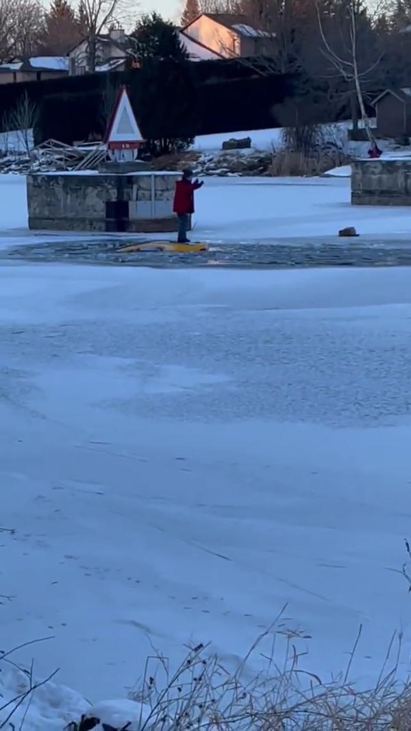 結冰河面上飛車遇冰裂汽車瞬下沉 女司機第一時間自拍打卡險象環生