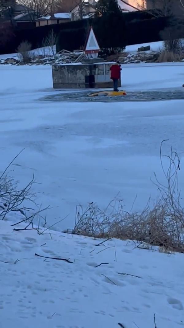 結冰河面上飛車遇冰裂汽車瞬下沉 女司機第一時間自拍打卡險象環生