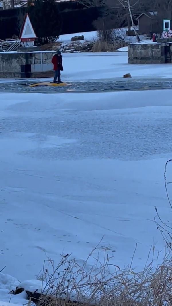 結冰河面上飛車遇冰裂汽車瞬下沉 女司機第一時間自拍打卡險象環生