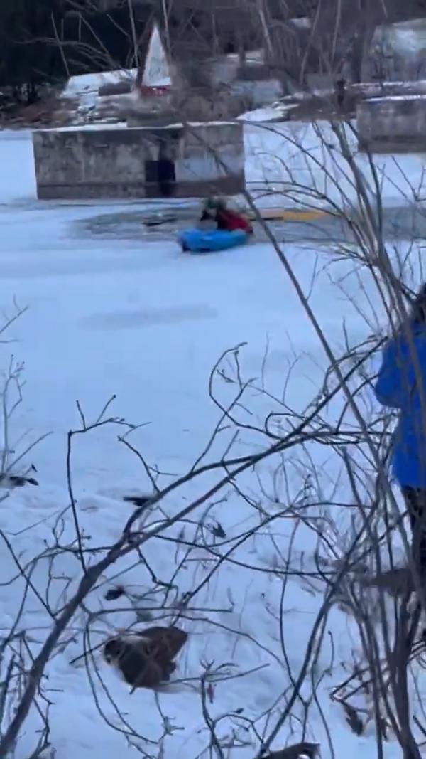 結冰河面上飛車遇冰裂汽車瞬下沉 女司機第一時間自拍打卡險象環生