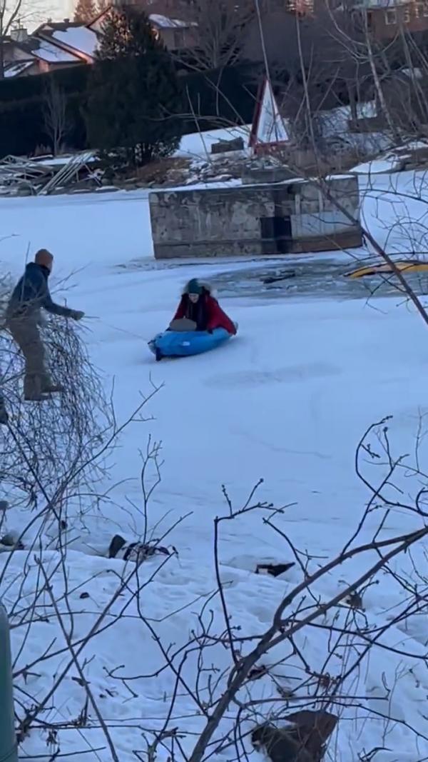結冰河面上飛車遇冰裂汽車瞬下沉 女司機第一時間自拍打卡險象環生
