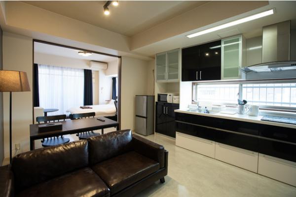 日本隔離套房vs香港隔離營房 為密切接觸者而設 靚到好似示範單位