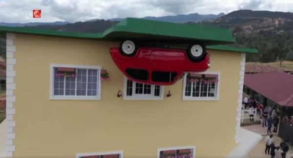 哥倫比亞自製「顛倒屋」 盼疫情下帶歡樂！暖心屋主免費開放變景點