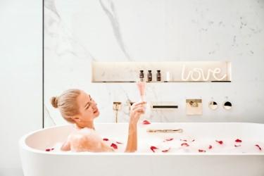 12大酒店情人節Staycation優惠（持續更新） 豪華轎車接送/復古菲林攝影體驗/免費鮮花束