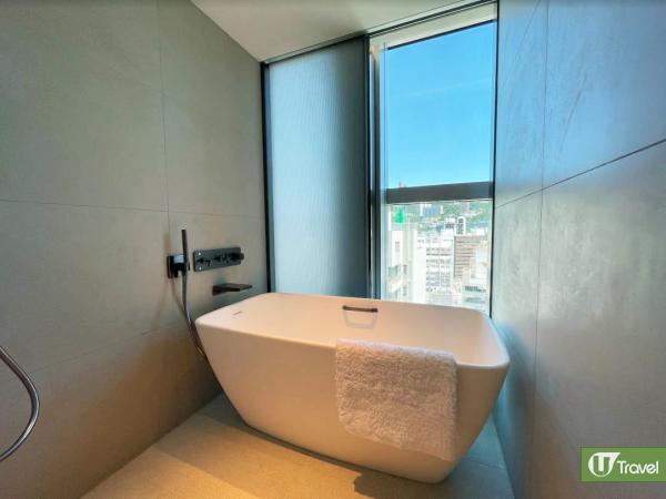 Vitamin Guru – Nutrients Extravaganza（甜菜、蘋果、檸檬和姜）$95、Master Cleanse – Beauty From The Inside Out（菠菜、萵苣、香芹、黃瓜、芹菜、蘋果和檸檬）$95、Signature Detox – Anti-Aging Energy Boost（菠蘿、蘋果和薄荷）$95