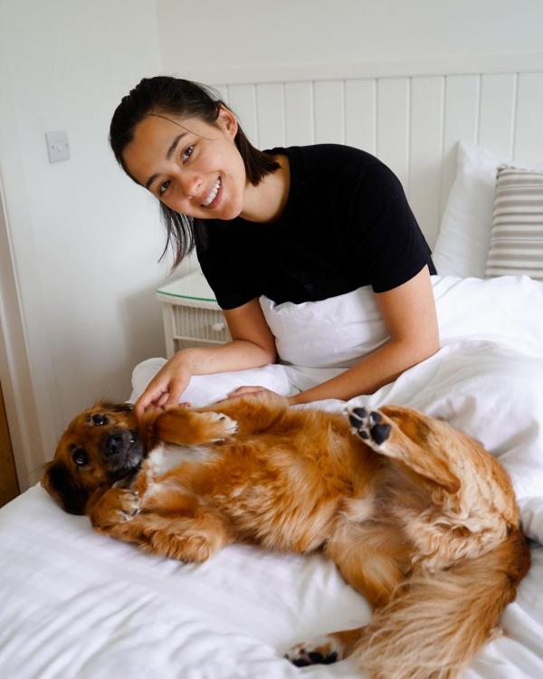 謝嘉怡拍片談港英兩地樓價區別 一關鍵致差異大 嘆港人：苦苦堅持努力付房租