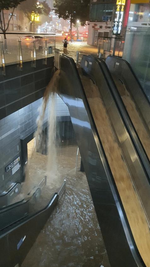 首爾遇二戰後最嚴重暴雨 洪水瀑布式湧入地鐵站驟變澤國