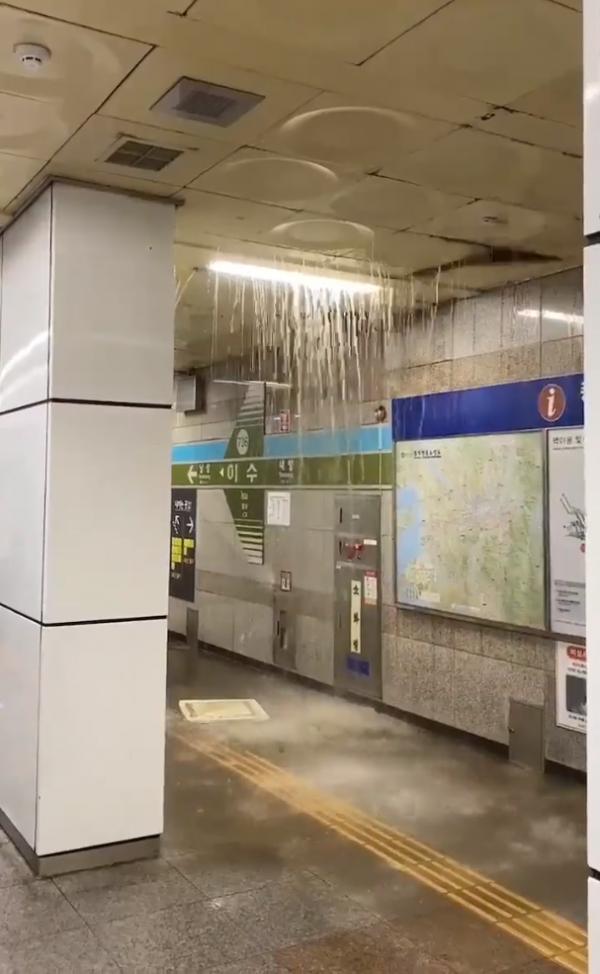 首爾遇二戰後最嚴重暴雨 洪水瀑布式湧入地鐵站驟變澤國