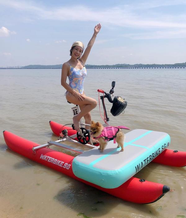 重新出發 |  陳芷尤重返成長地新加坡探好友 Benz雄自爆入籍30年 女兒茶餐廳打躉過簡單生活