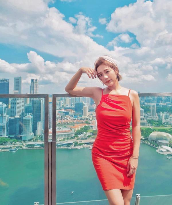 重新出發 |  陳芷尤重返成長地新加坡探好友 Benz雄自爆入籍30年 女兒茶餐廳打躉過簡單生活