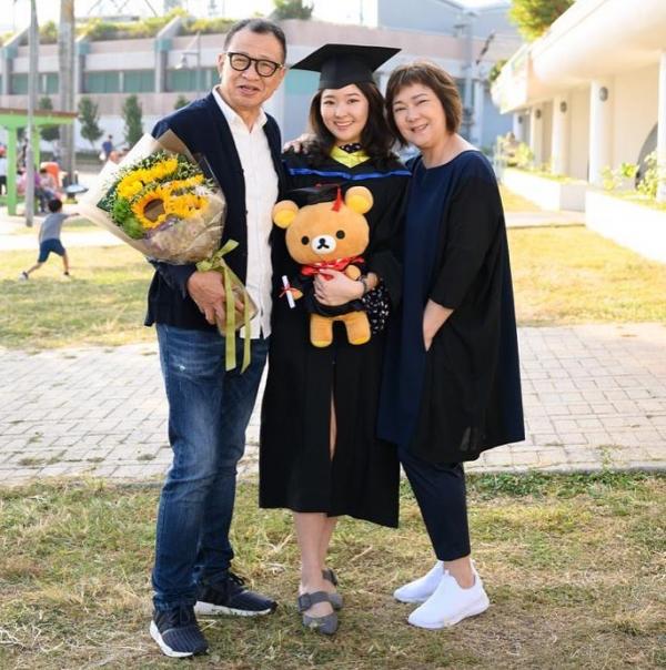 重新出發 |  陳芷尤重返成長地新加坡探好友 Benz雄自爆入籍30年 女兒茶餐廳打躉過簡單生活