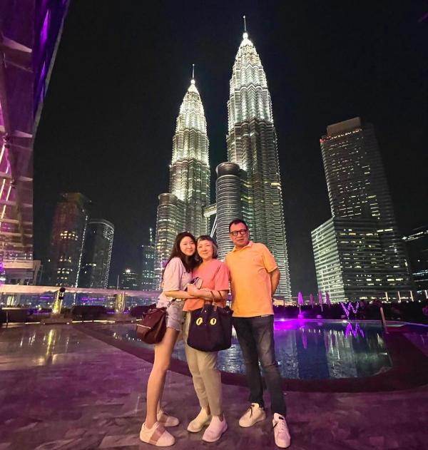 重新出發 |  陳芷尤重返成長地新加坡探好友 Benz雄自爆入籍30年 女兒茶餐廳打躉過簡單生活