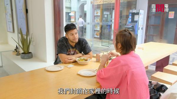 重新出發 |  陳芷尤重返成長地新加坡探好友 Benz雄自爆入籍30年 女兒茶餐廳打躉過簡單生活