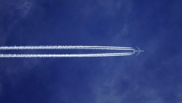 女乘客搭飛機遇飛機窗爆裂 網民：解鎖新的驚恐程度